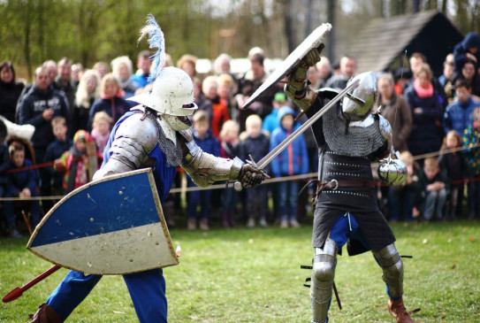 BD16 Jacobus de B 2 ridders in gevecht incl. groot zwaard