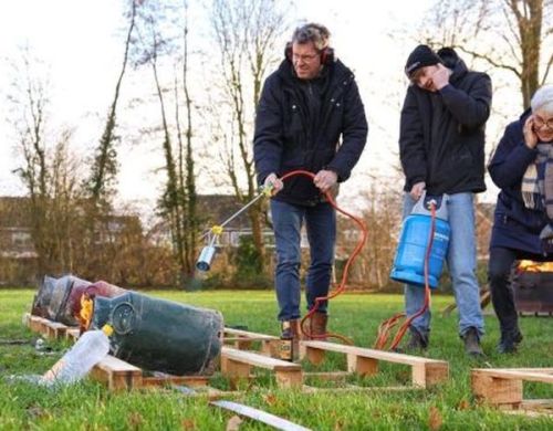 Traditioneel Carbid schieten op oudjaarsdag in Luttelgeest.