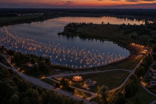 Wenslichtjes op de Plas brengt licht, wensen en verbinding naar de Schoterplas.