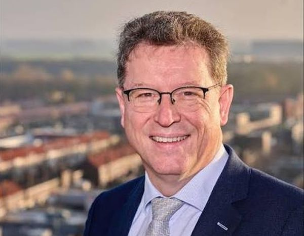 Burgemeester opent nieuw amv gebouw op het azc in Luttelgeest.