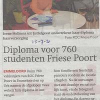 Algemeen 15 07 Irene Mellema ondertekent haar diploma haarverzorging Algemeen 15 07 Irene Mellema ondertekent haar diploma haarverzorging
